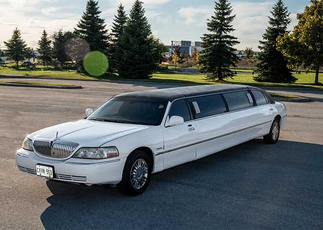 Lincoln limo town car in Georgetown, ON